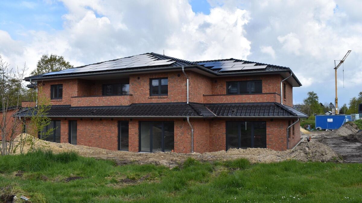 In Loxstedt wird trotz Markt-Krise weiter gebaut, der Bedarf an Wohnungen am Stadtrand ist unverändert hoch. Hier an der Claus-Gieschen-Straße entstehen vier Mehrfamilienhäuser mit insgesamt 28 Wohnungen. Foto: Hansen