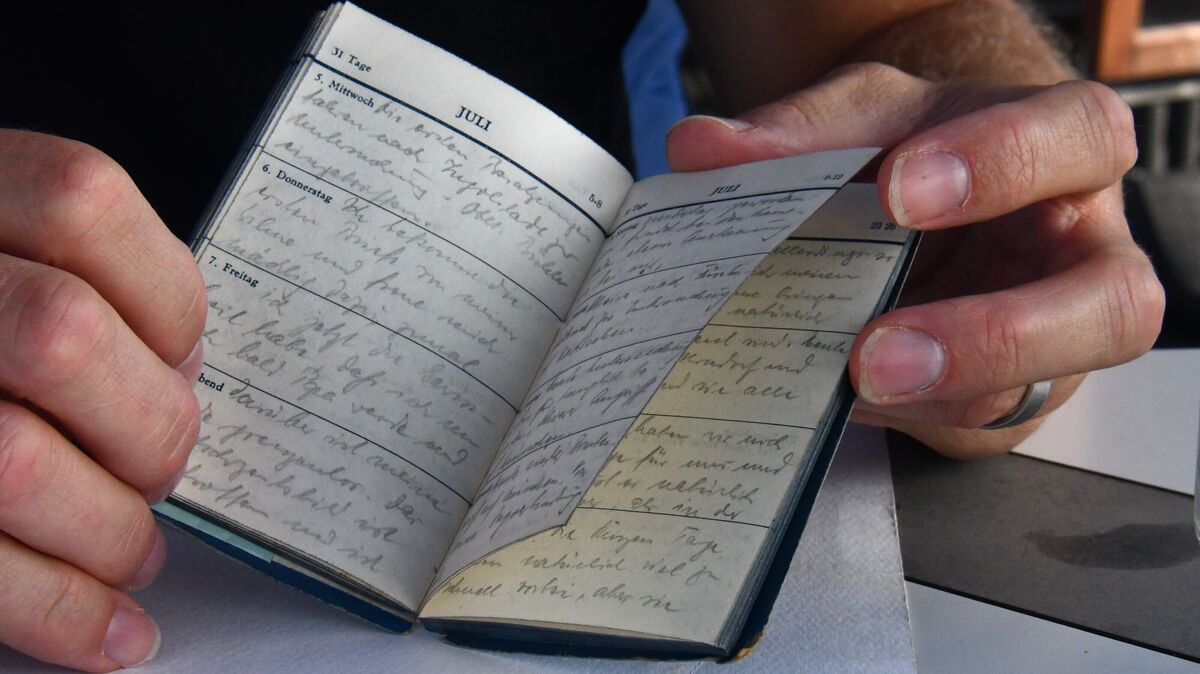 Kleines Buch mit viel Inhalt: Volker Jarcks Großvater hat darin seine Gedanken und Erlebnisse während seines Kriegseinsatzes beschrieben. Die Notizen haben den Anstoß für den Roman „Und später für immer“ gegeben, der in wenigen Tagen im Buchhandel erhältlich ist. Foto: Schröder