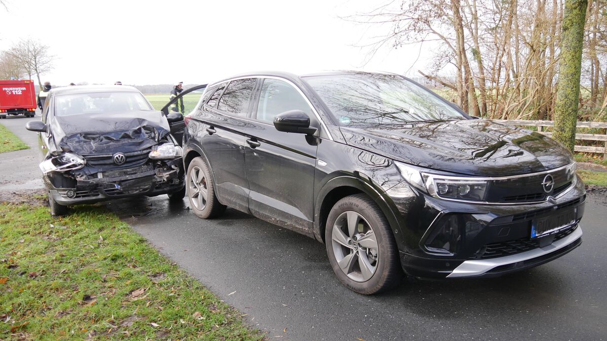 Die VW-Fahrerin fährt auf den vor ihr fahrenden Opel auf. Dessen Fahrer wird schwer verletzt. Foto: Lange