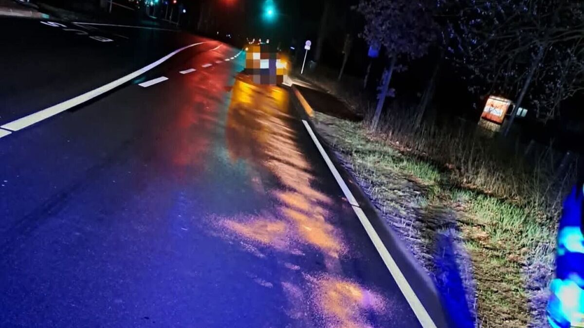 Wegen eines technischen Defekts hinterließ ein Begleitfahrzeug eines Schwertransports eine 500 Meter lange Ölspur auf der B495 in Hemmoor. Foto: Lange