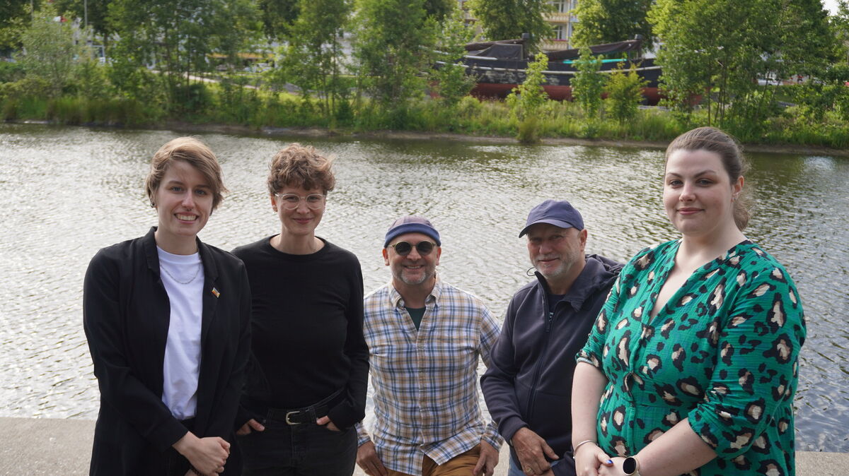 Die Gruppe "Queer Cuxhaven" , bestehend aus Kora Rehländer (l.), Frieda Oliva (2 v.l.), Ivo Dumbovic (m.), Michael Schort (2 v.r.) und Stephanie Lüder (r.) ist noch in der Kennenlernphase und freut sich über Interessierte, egal welches Alters, Geschlechts oder Sexualität, die dazukommen möchten. Foto: Brettschneider