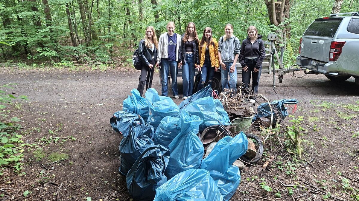 Siebtklässler aus der Geschwister-Scholl-Schule sammelten trotz Regenwetters säckeweise Müll ein. Foto: Sucker-Weiß