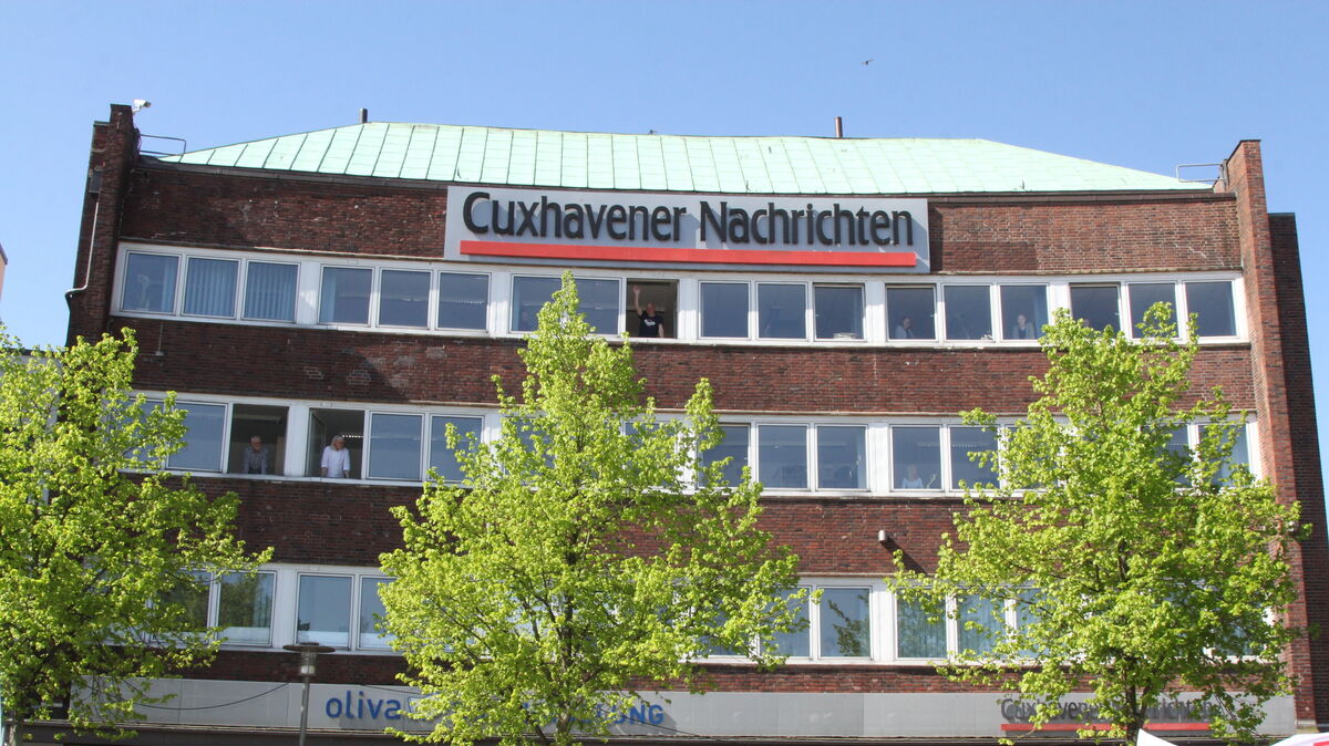 Jahrzehntelang befand sich das Pressehaus am Kammererplatz in Cuxhaven. Hin und wieder waren auch die Mitarbeiterinnen und Mitarbeiter am Fenster zu entdecken. Jetzt verabschieden sie sich und wechseln an einen neuen Standort. Archivfoto: Reese-Winne