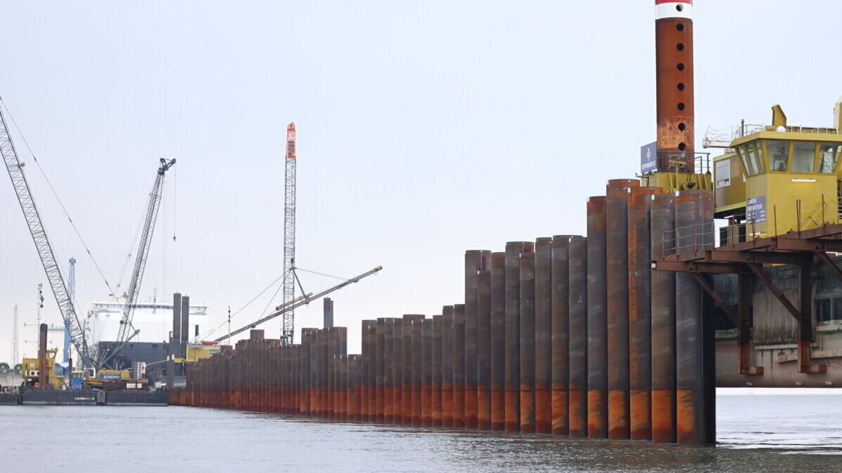 Insgesamt werden für den Bau der Liegeplätze 5 bis 7 in Cuxhaven rund 472 "Rammrohre" mit einer Länge von 35 Metern gesetzt. Foto: Larschow