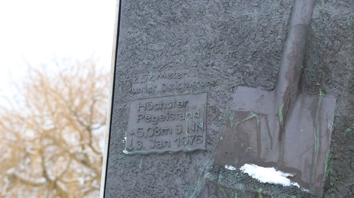 Auf dem Kaemmererplatz wurde im Mai 2002 ein Denkmal errichtet, das an die Geschichte der Stadt Cuxhaven, aber auch an die zahlreichen Sturmfluten, zum Beispiel an die Flut von 1976, erinnert. Foto: Mangels