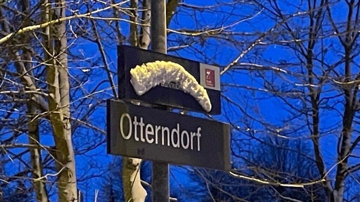 Der Schnee formt sich passend zur Gemütslage: Bei manchen Fahrgästen, die am Mittwochmorgen am Bahnsteig in Otterndorf warten, gehen die Mundwinkel nach unten, als sie von der Verspätung des Zuges erfahren. Foto: Lütt