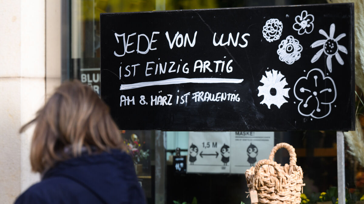 Ein Schild erinnert am Weltfrauentag daran: „Jede von uns ist einzigartig“ – ein Aufruf zur Wertschätzung und Anerkennung der Vielfalt und Stärken von Frauen. In Politik, Wirtschaft und Kultur prägen viele Frauen das Cuxland. Foto: Julian Stratenschulte
