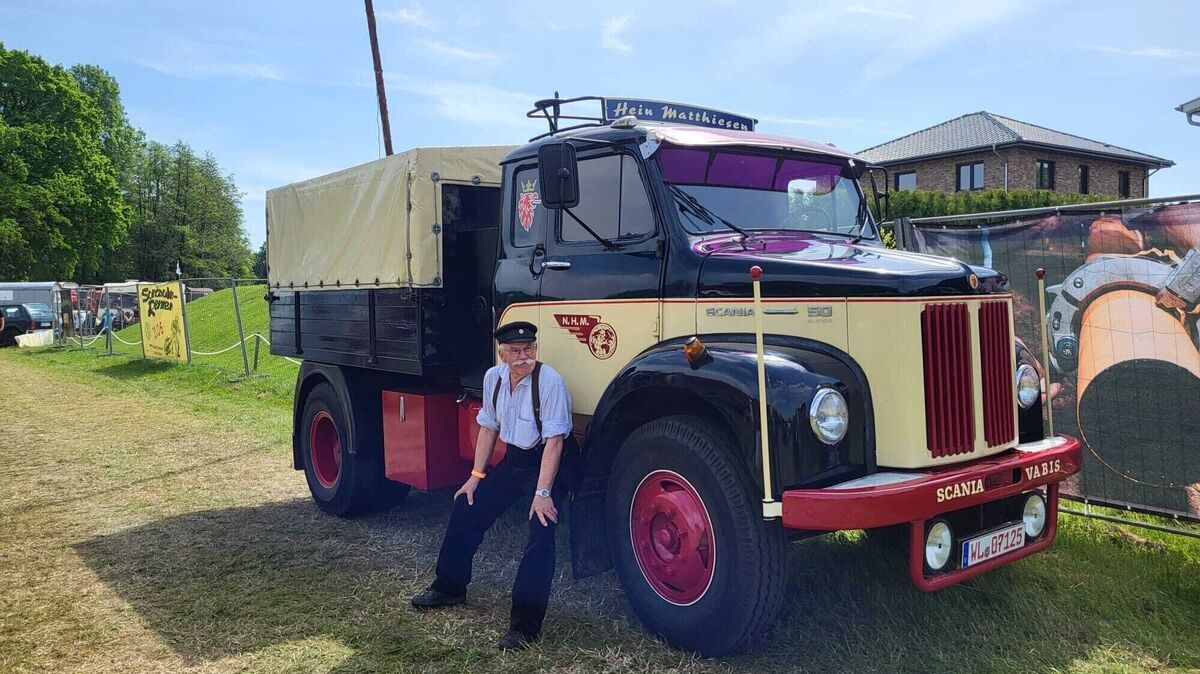 Hein Matthiesen mit seinem Bus. Oldtimer Ausstellung Hemmoor 2026