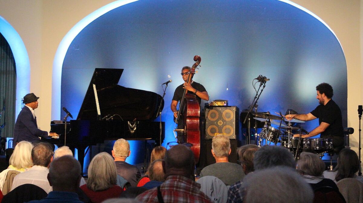 Eine überzeugende musikalische Einheit: Pianist Roberto Fonseca (v.l.), Bassist
Felipe Cabrera und Ruly Herrera am Schlagzeug. Foto: Domke-Feiner