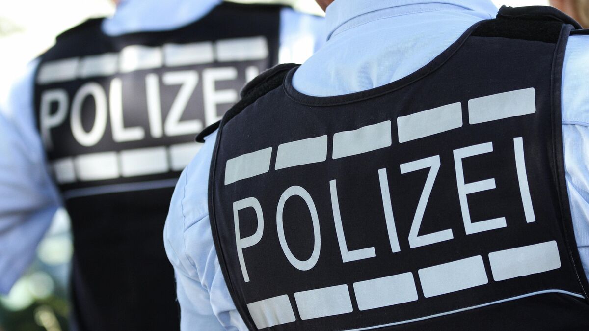 Nach einer Bedrohung in einem Mehrfamilienhaus rückte die Polizei in Cuxhaven an. Bei dem Einsatz kam es zu massivem Widerstand. Foto: Silas Stein/dpa