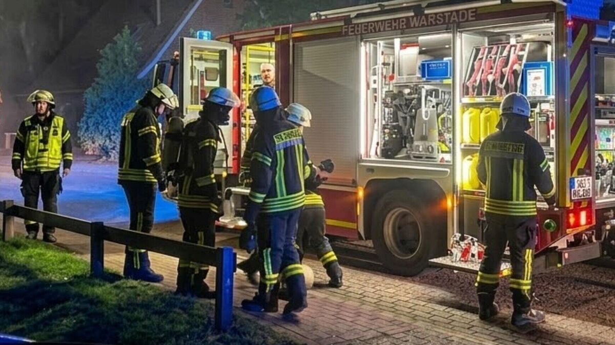 Da keine weiteren Brandnester gefunden wurden, befreit die Feuerwehr die verqualmte Wohnung durch Querlüftung über Fenster und Türen vom Rauch. Foto: Lange