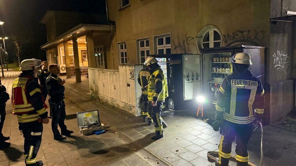 Feuerwehrkräfte kontrollieren am Bahnhof den Snackautomaten. Foto: Lange