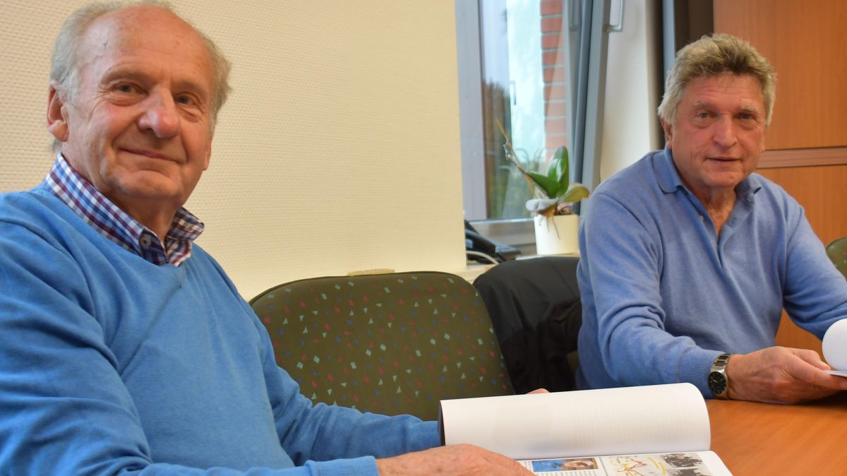 Heino Grantz (l.) und Heinrich Brandt halten das Manuskript für den Druck ihres Buches in den Händen. In Kürze erfolgt der Druck des Buches, das im November erscheint und einen regionalen Eindruck zum Kriegsende vor 75 Jahren an der Oste vermittelt - nicht aus distanzierter Sicht der Historiker, sondern aus der der Betroffenen. Foto: Schröder