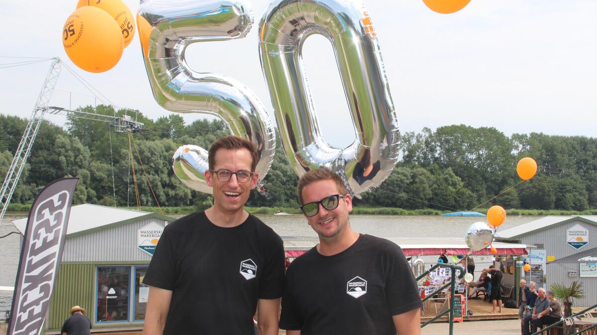 Björn Fröse und Daniel Weber, die Betreiber der Wasserski-Anlage in Neuhaus freuten sich, dass zum Jubiläum alles klappte. Foto: Kramp