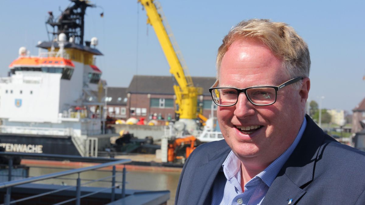 Thorsten Scheer (46) und seine Familie haben in Cuxhaven Anker geworfen. Die Leidenschaft für das Meer und die vielfältigen Möglichkeiten des Cuxlandes waren für sie entscheidend für die berufliche und private Neuorientierung. Foto: Sassen
