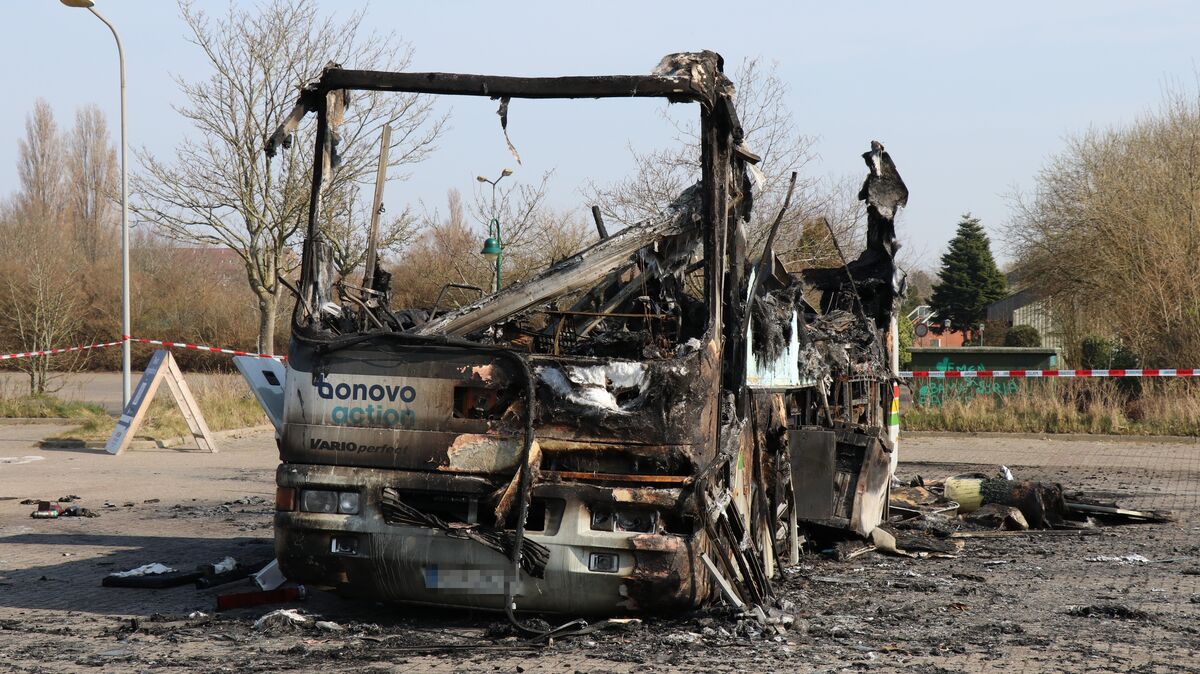 Der Bus, der bisher als Corona-Testzentrum diente, ist in der vergangenen Woche komplett ausgebrannt. Inzwischen hat die Polizei eine Vermutung zur Brandursache geäußert. Foto: Mangels