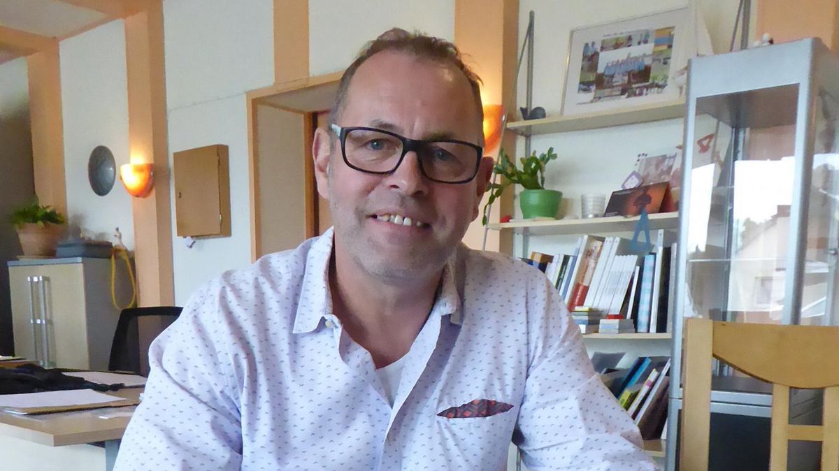 Sondengänger Ralf Braesch aus Cuxhaven. Wenn er nicht der Historie nachspürt rettet er auch ganz neuzeitliche Eheringe. Foto: Reese-Winne