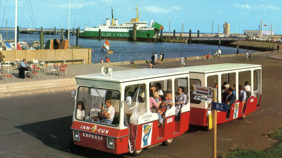 Aus dem "Strand-Express" wurde Mitte der 1970er-Jahre der "Jan-Cux-Epress". Das kantige Gefährt düste ganz gemütlich durch die Bucht und die Kurgebiete. Im Hintergrund: die Elbe-Fähre. Foto: Stadtarchiv Cuxhaven