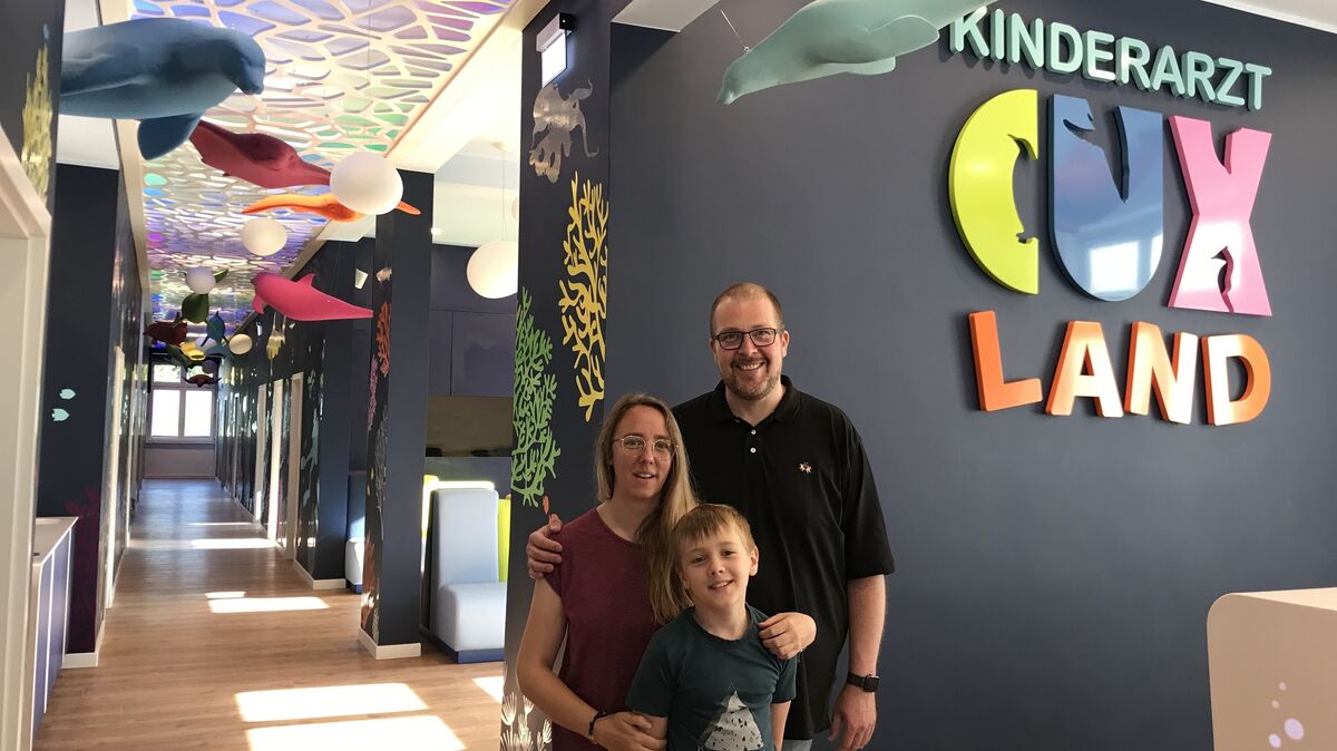 Ramona und Michael Scheel mit Sohn Junes freuen sich auf den Start am neuen Standort und auf die Reaktionen der Kinder und Eltern. Foto: Reese-Winne