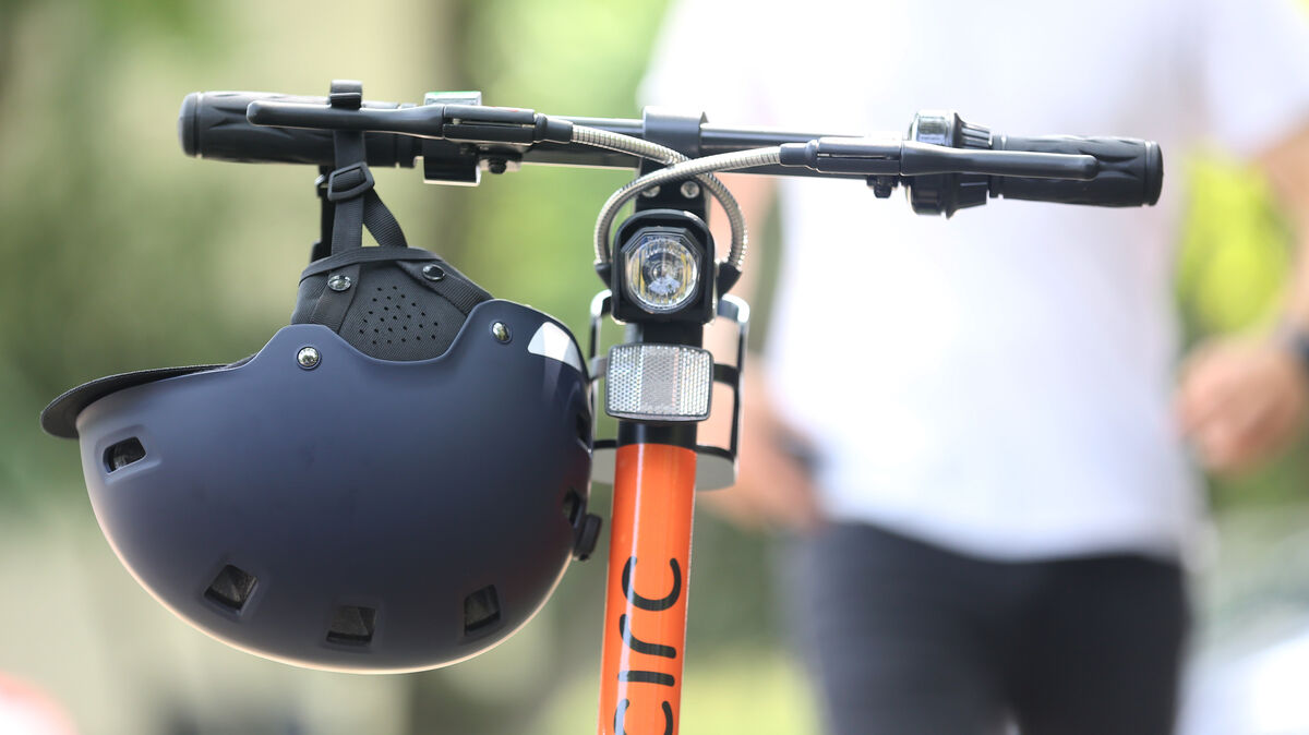 Die Verkehrswacht und der ADAC kritisieren eine fehlende Helmpflicht zum Führen von E-Tretrollern. Symbolbild: dpa/Weihrauch