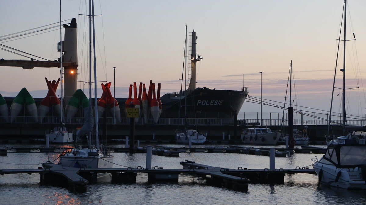 Am Mittwochmorgen, einen Tag nach dem Zusammenstoß mit der „Verity“ vor Helgoland, ist der Frachter „Polesie“ in Cuxhaven eingelaufen. Foto: Fischer