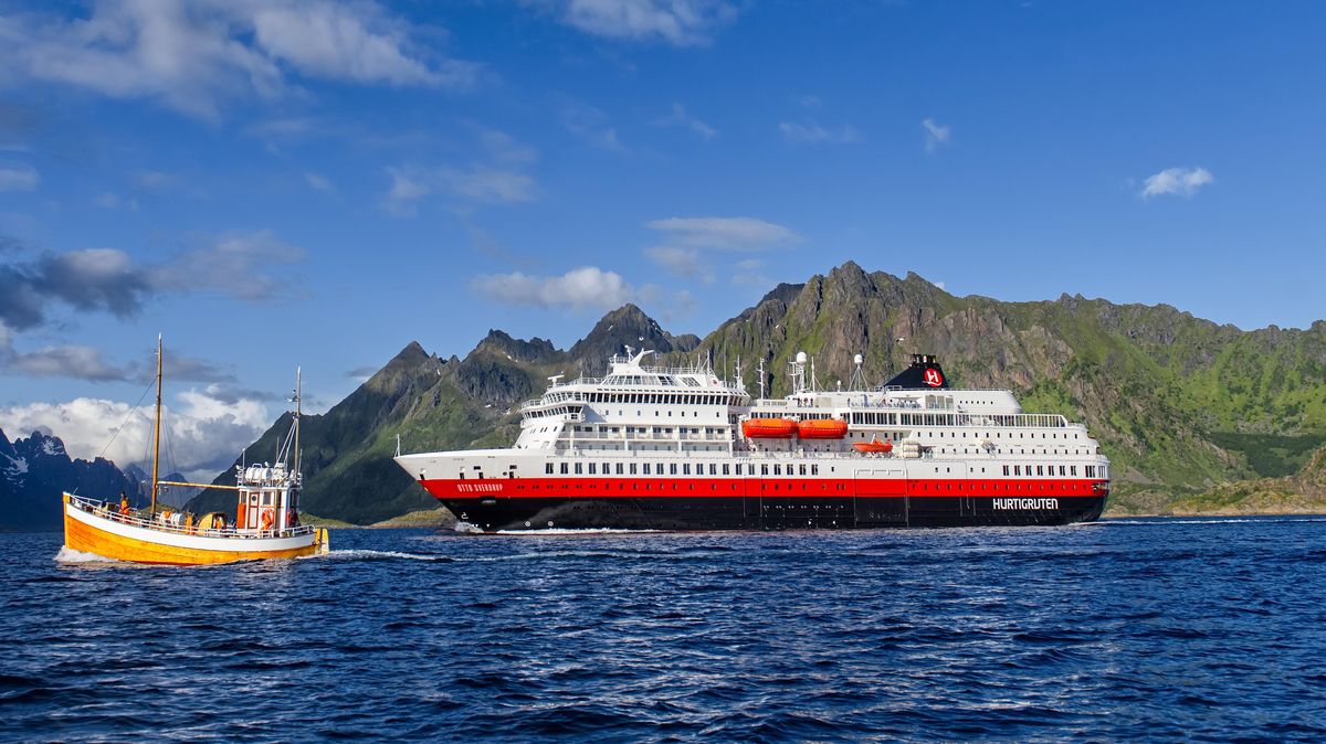 Ab diesem Jahr will "Hurtigruten Expeditions" mit der MS "Otto Sverdrup" von Hamburg aus zu Expeditionsfahrten in den Norden aufbrechen. Dabei wird das Schiff laut Programm Cuxhaven nicht nur passieren, sondern auch öfter hier festmachen. Foto: Hurtigruten/Agurtxane Concellon