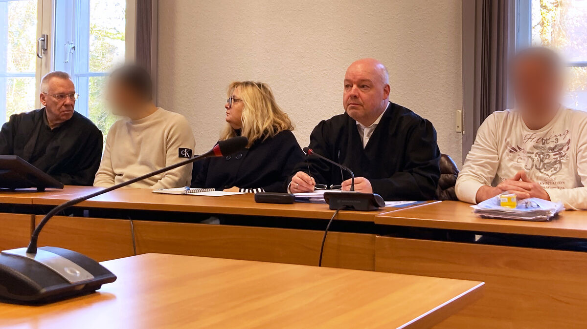 Die beiden Angeklagten (2.v.l. sowie r.) sitzen neben ihren Verteidigern Rainer Nitschke (l.) und Frank Butzelar (2.v.r.) sowie einer Dolmetscherin (M.) im Saal des Landgerichts Oldenburg. Die beiden Männer im Alter von 47 und 50 Jahren sollen versucht haben, Drogen vor der ostfriesischen Insel Spiekeroog aus dem Wasser zu fischen. Foto: Mirjam Uhrich/dpa