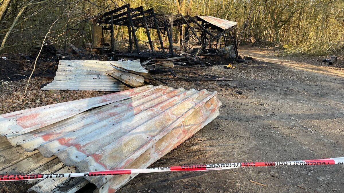 Nach dem Feuer ist der Brandort abgesperrt. Foto: Lütt