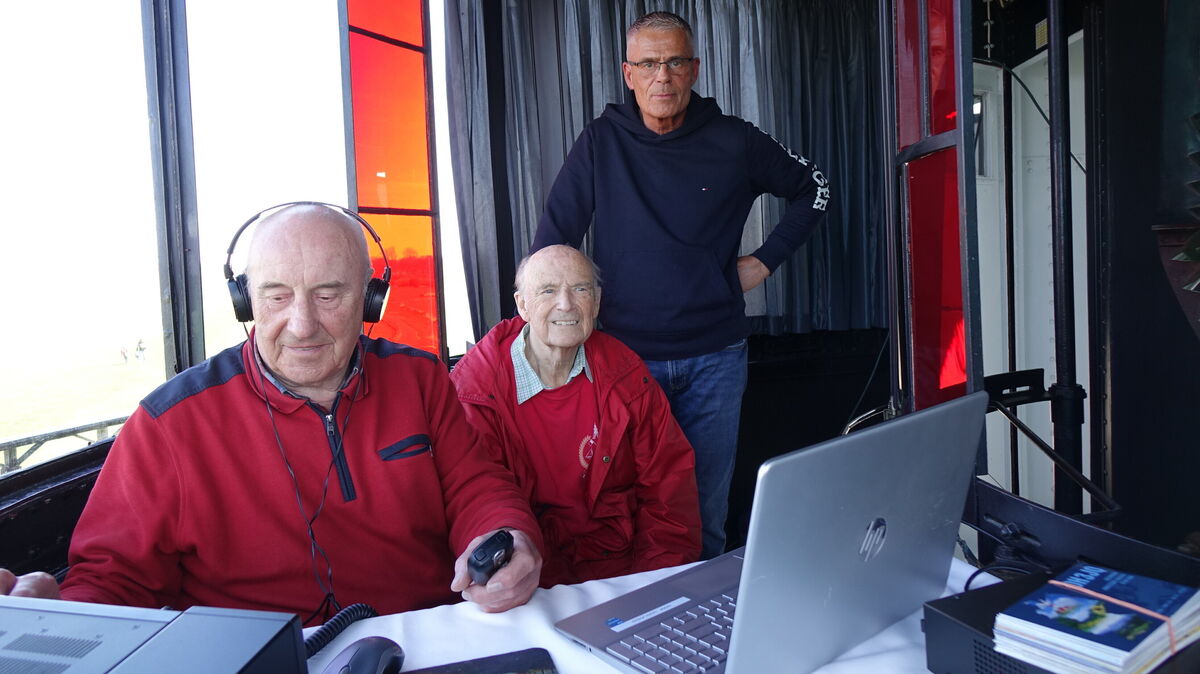 Ein besonderer Funkort: Regelmäßig senden vom Lampenraum des Leuchtturms Dicke Berta aus die beiden 84-jährigen "Friedel“ Paul (v.l.) und Uwe Wensauer sowie Klaus Grabowski (61). Foto: Kuczorra