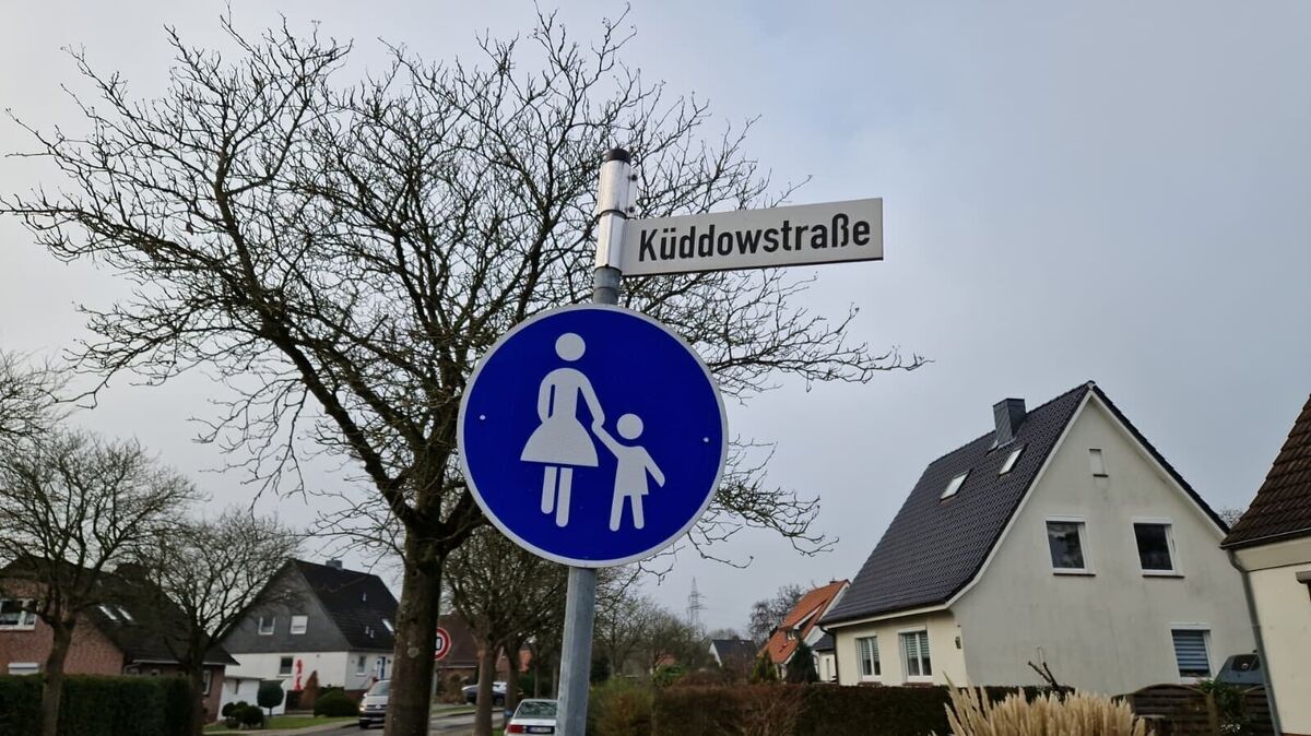 Polizeieinsatz in der Küddowstraße: Eine der zentralen Adressen der Razzia nach der Massenschlägerei am Karl-Olfers-Platz. Foto: Larschow