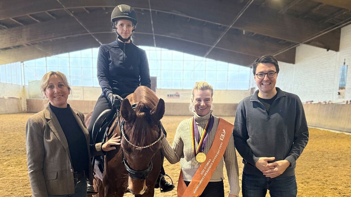 Schon zum dritten Mal schaute die Para-Dressurreiterin Melanie Wienand (2. v.r.) in Altenbruch vorbei. Das freute die Organisatorin Sylvia Benz-Mesecke (l.) sowie die Reiterin Frederike Ebeling und Altenbruchs Bürgermeister und Bundestagsabgeordneten Christoph Frauenpreiß. Foto: Hadler Reitclub