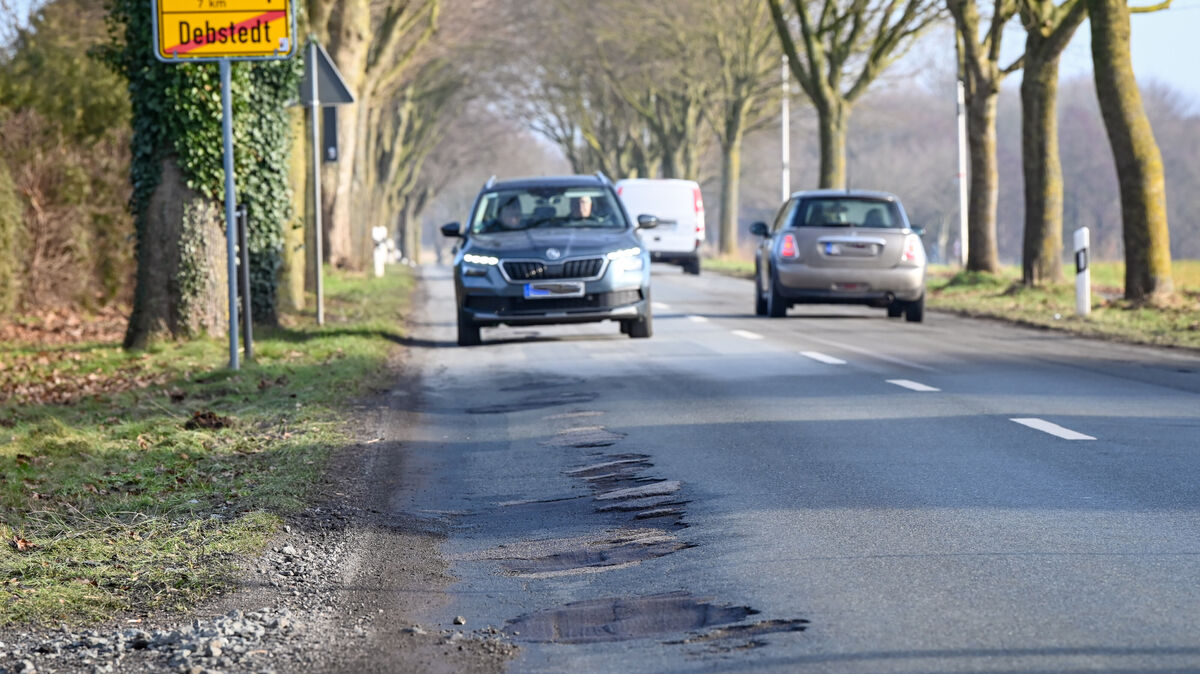 Durch das frostige Wetter wurden viele Straßen wie die L 120 bei Debstedt zu Buckelpisten. Foto: Scheschonka
