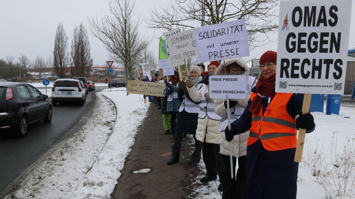Die Cuxhavener "Omas gegen Rechts" und Unterstützer zeigten auch an den Zufahrten zum Kreisel an der Abschnede selbstgemalte Schilder. Foto: Koppe