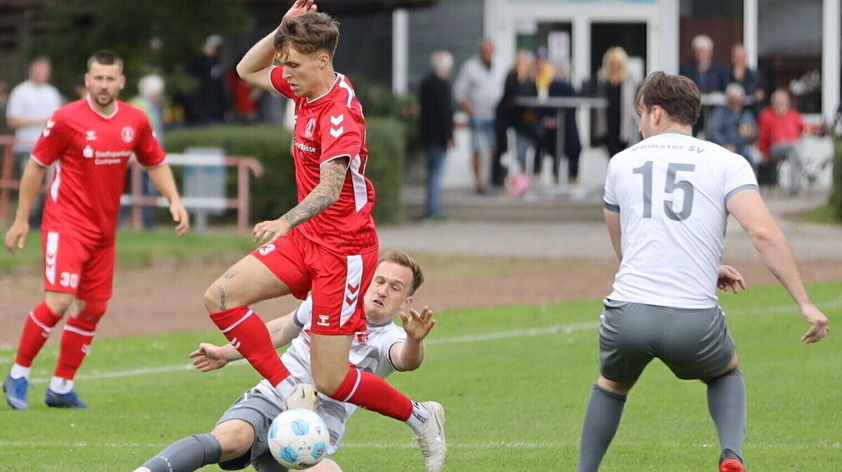 Joshua Flemming von Rot-Weiss Cuxhaven im Duell. Die Kampfbahn-Elf trifft auf den FC Geestland und will Revanche für die 0:1-Niederlage aus dem Hinspiel nehmen. Foto: Unruh