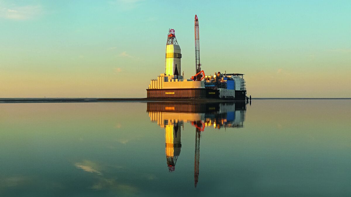 Die Bohrinsel Mittelplate fördert in Sichtweite Cuxhavens Öl in Deutschlands größter Erdöllagerstätte. Foto: Harbour Energy