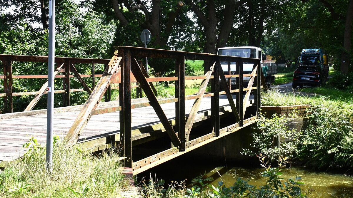 Da stand sie noch: Kurze Zeit, nachdem dieses Foto entstand, wurde am Montag mit dem Abriss der Splethwegbrücke begonnen. Foto: Schröder