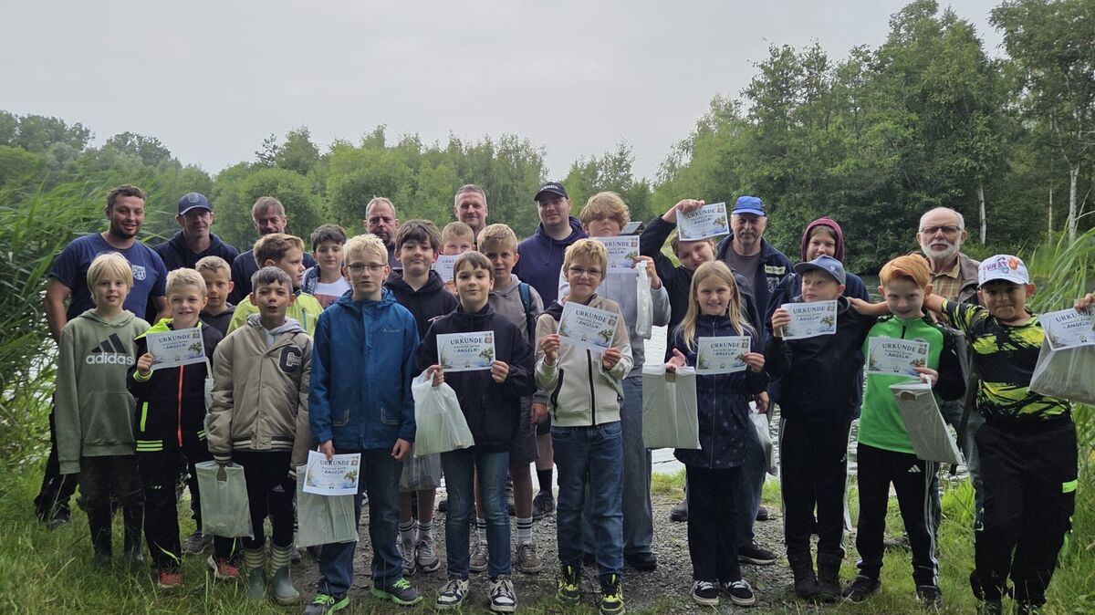 Kinder und Betreuer des ASV Hemmoor bei der Ferienspaß-Aktion am Tonsee in Hemmoor: Wegen der großen Nachfrage hatte der Verein die Teilnehmerzahl kurzfristig auf 20 Plätze erhöht. Foto: Lange