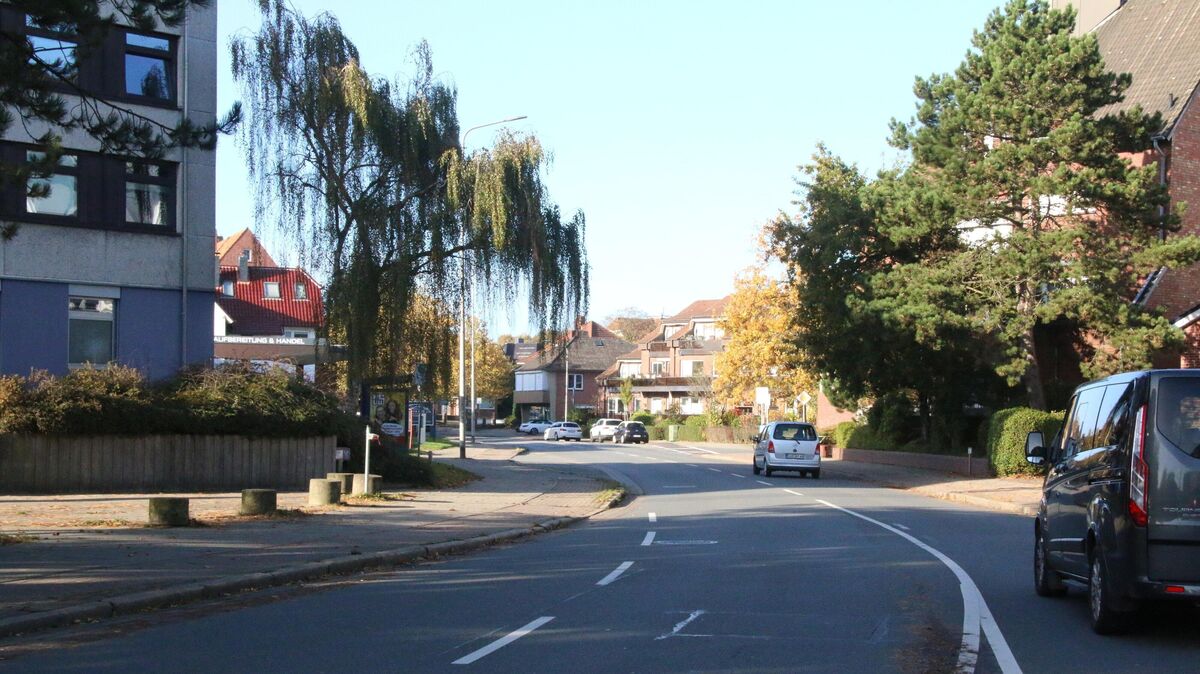 Tempo 30 für ruhigere Straßen: Auch auf der viel befahrenen Poststraße sollen neue Geschwindigkeitsbeschränkungen die Lebensqualität der Anwohner verbessern. Foto: Potschka