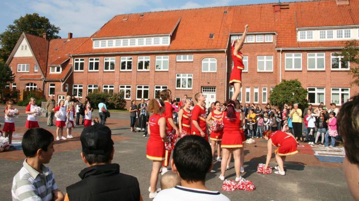 Der Schulhof der Grodener Schule in Vor-Corona-Zeiten. Wo es viel Platz für Vorführungen gab, ist jetzt der notwendige Platz, um Abstand zu halten.Foto: Reese-Winne