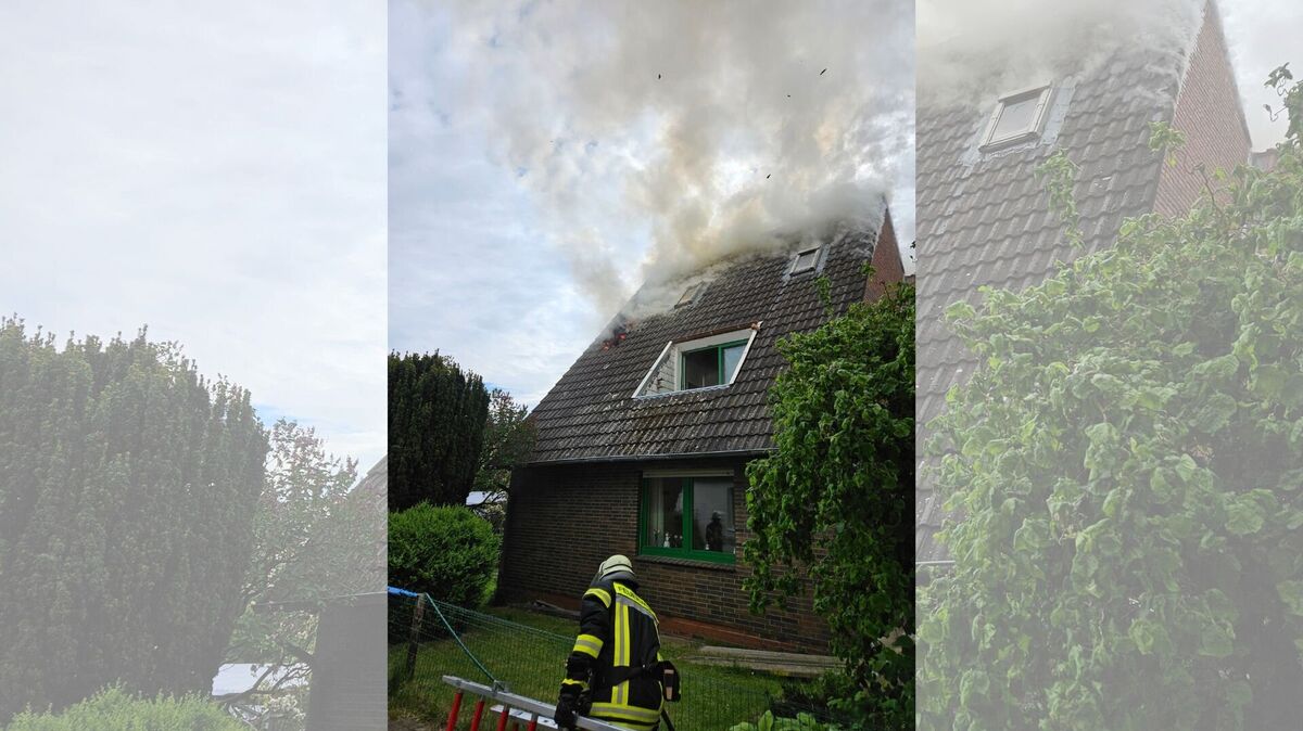 Als die Einsatzkräfte am Einfamilienhaus eintreffen, steigt dichter Rauch aus dem Dach auf. Foto: Feuerwehr