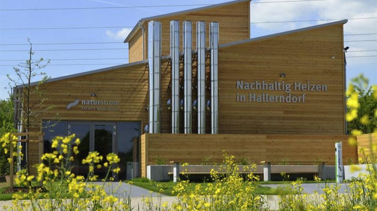 So oder so ähnlich könnte das Energiewerk in Bad Bederkesa aussehen. Leitfaden für die Realisierung ist ein entsprechendes Projekt im oberfränkischen Hallerndorf. Auch hier gibt es Arbeitshallen mit Fotovoltaikanlagen auf dem Dach, Blühwiesen und ein Gebäude, das mit Holz verkleidet ist.