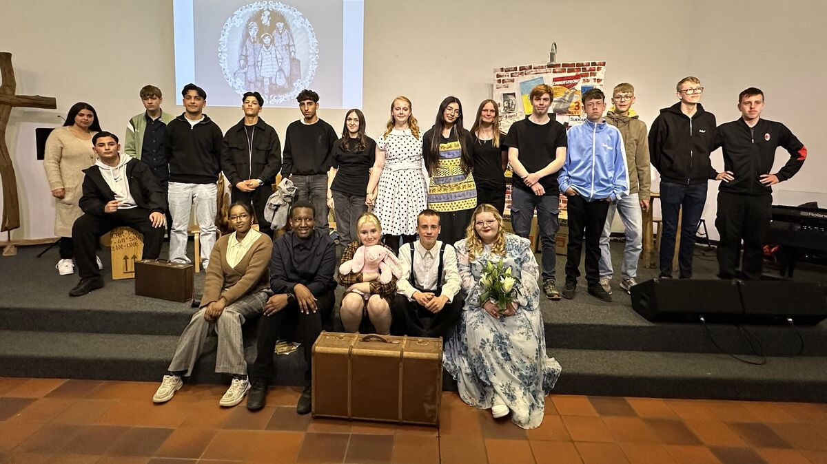 Glücklich nach der Premiere: Das Schauspielerensemble aus dem Stück "Als Hitler das rosa Kaninchen stahl". Vorn die Hauptdarsteller Basra, Jaizy, Julie-Marie, Max und Josie (v.l.). Foto: Reese-Winne
