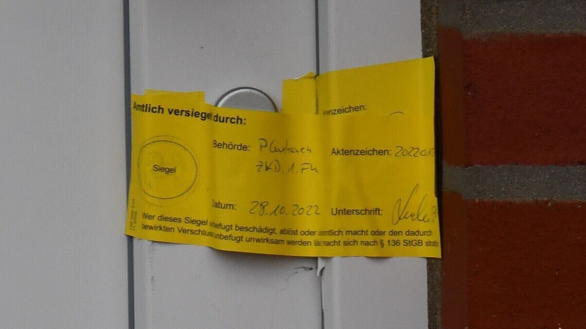 Ende Oktober 2022 war die Eingangstür des Hauses im Baugebiet "Am Medembogen" versiegelt worden. In den Räumen der Doppelhaushälfte hatte man den Leichnam einer Frau gefunden. Archivfoto: Schröder