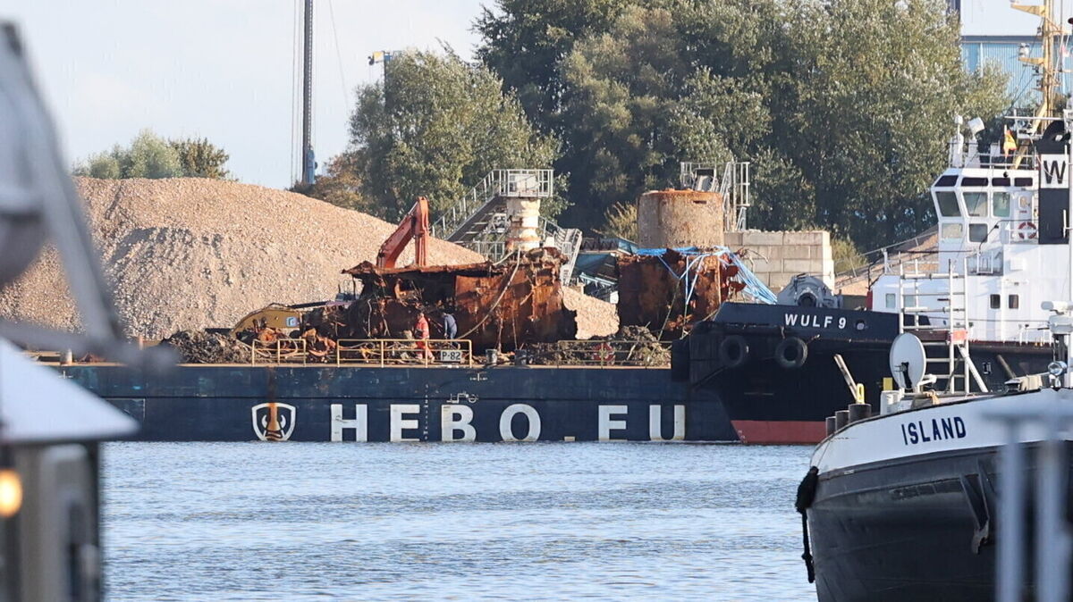 Das Wrack des U-Boots „U16“ wird im Neuen Fischereihafen in Cuxhaven zerlegt. Museen haben Interesse an Teilen des historischen Fundes bekundet. Foto: Larschow