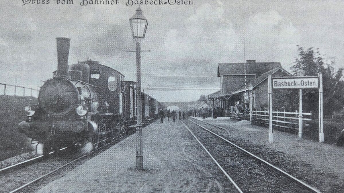 Der Bahnhof im Hemmoorer Stadtteil Basbeck auf einer Postkarte im Jahr 1900. Foto: Stadt Hemmoor