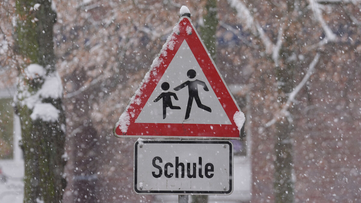 Auch wenn noch Schnee liegt: Der Schulunterricht wird aller Voraussicht nach am Freitag wieder aufgenommen. Symbolfoto: Marcus Brandt/dpa