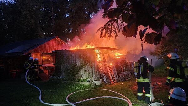 Dichter Rauch und meterhohe Flammen in Hemmoor: Schuppenbrand sorgt für Großeinsatz