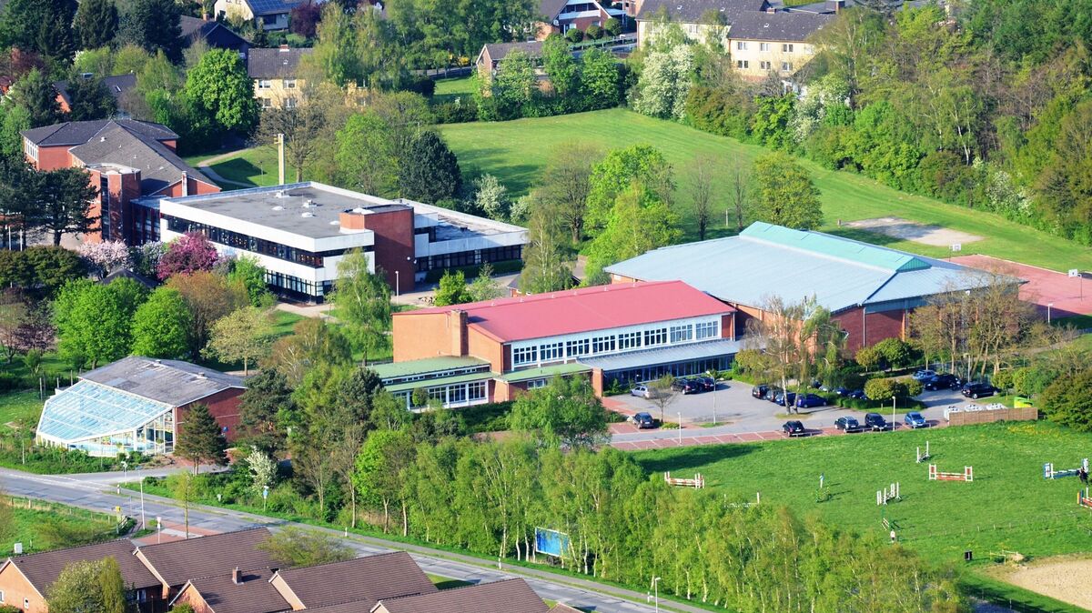 Das Schwimmbad „Lambada“ (im Vordergrund links), eingebettet in das Lamstedter Schulzentrum und die Bernhard-Riemke-Sporthalle. Die Samtgemeinde erhofft sich Fördermittel in Millionenhöhe für einen Neubau, der das in die Jahre gekommene Bad ersetzen soll. Foto: Schröder