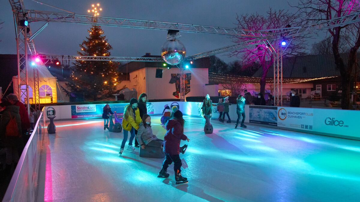 Die Eisbahn auf der Meile im Kurpark zog auch am Sonnabend (vor allem junge) Besucher an. Im Sinne der allseits geltenden "2G plus"-Regel mussten Erwachsene Impfstatus und einen aktuellen Test nachweisen können, um auf das "Winterzauber"-Gelände zu gelangen. Foto: Koppe