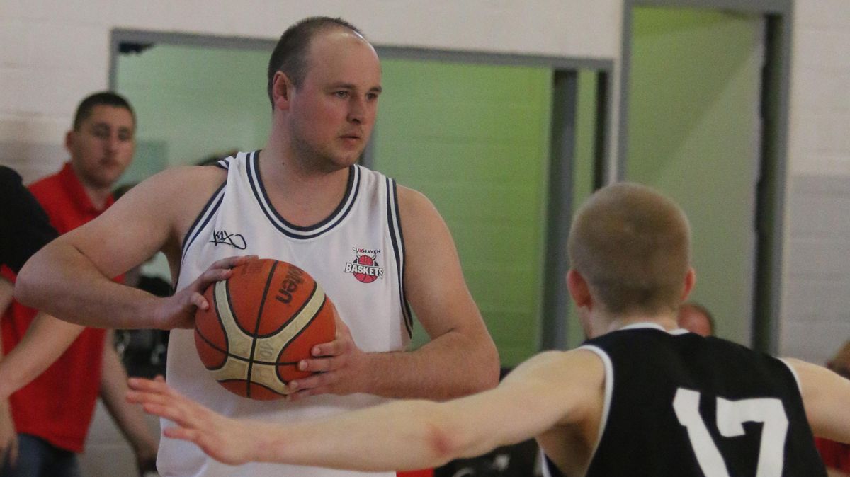 Es geht weiter: Andreas Hasenkamm wird auch in der kommenden Saison das Trikot der Cuxhaven Baskets tragen. Foto: Unruh